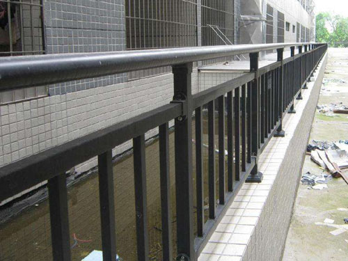 鋅鋼陽臺護欄工程